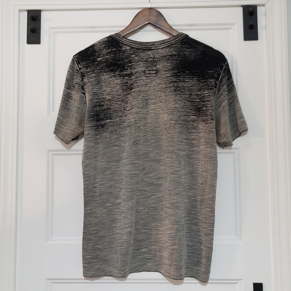 Nike Dri Fit Mens S Distressed Look T Shirt Crew Neck Grey Black Logo Stretch - Picture 2 of 7